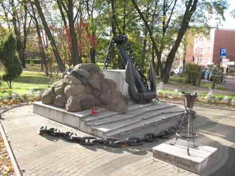 Pomnik poświęcony Ludziom Morza w Parku Kościuszki w Gnieźnie