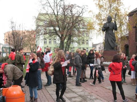 Rajd Niepodległości - pod pomnikiem św. Wojciecha